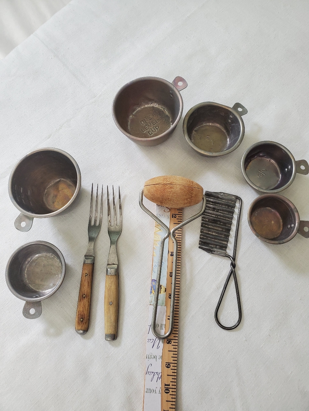 Vtg Lot of Kitchen Tools Garnisher Dough Roller 2 3 Tine Forks Set Measure Cups - Picture 13 of 13